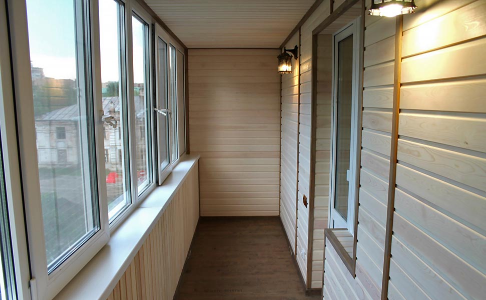 Отделка балкона деревянной вагонкой – цены и фото
