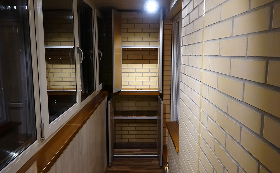Шкаф из ламината с открытыми дверцами