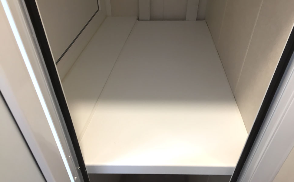 Узкий шкаф из алюминия на балконе - вид 3