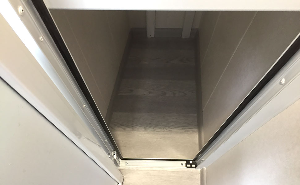 Узкий шкаф из алюминия на балконе - вид 4