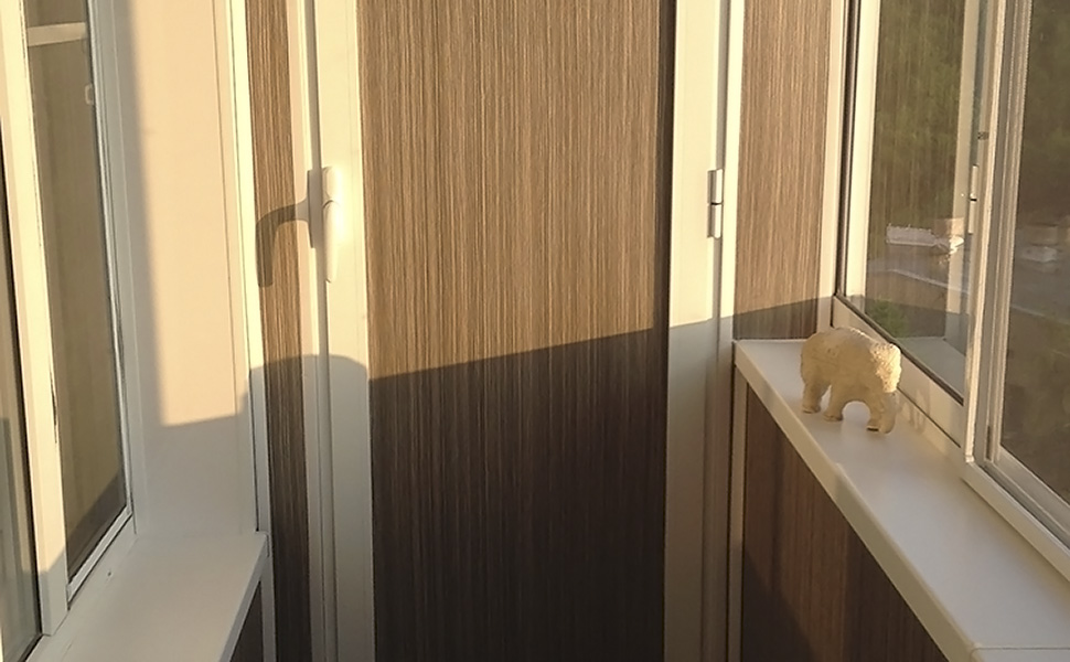 Узкий шкаф с распашной дверью и заполнением из панелей - вид 1