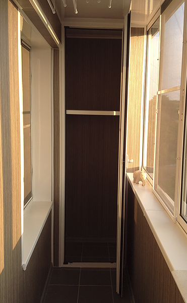 Узкий шкаф с распашной дверью и заполнением из панелей - вид 3
