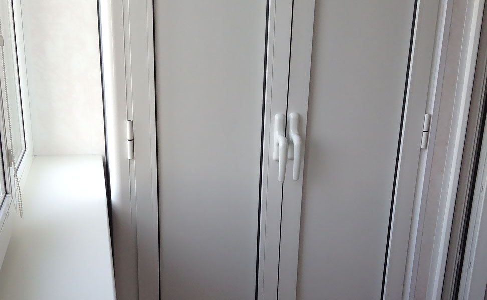 Шкаф из алюминия с 2-мя дверьми и боковой стенкой (щель в притворе) - вид 1