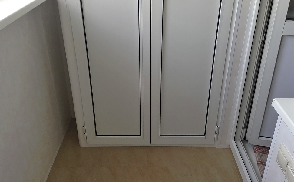 Шкаф из алюминия с 2-мя дверьми и боковой стенкой (щель в притворе) - вид 2