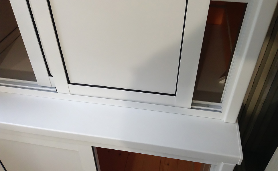 Ступенчатый шкаф с раздвижным фасадом из алюминия - вид 1