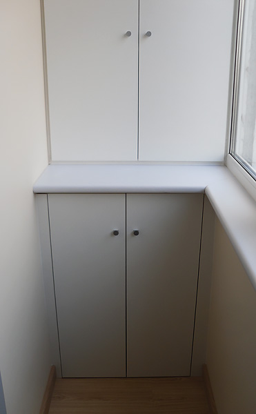 Белый шкаф встроенный в нишу на балконе сложной формы вид 1