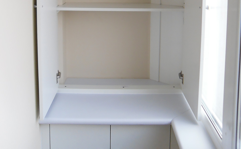 Белый шкаф встроенный в нишу на балконе сложной формы вид 5