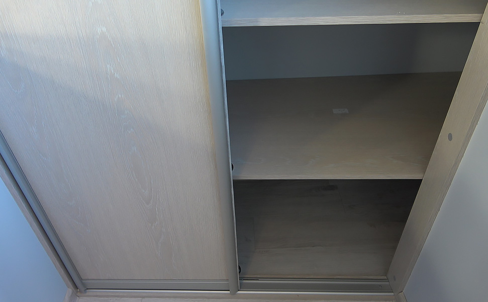 Шкаф с купе дверьми изготовленными из ЛДСП вид 3