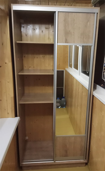 Корпусной шкаф с раздвижными дверьми и зеркалом вид 2