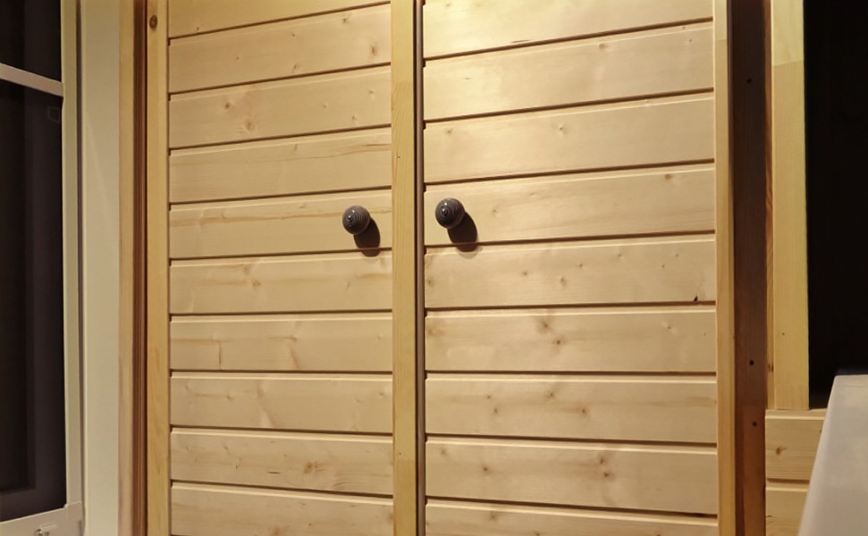 Классический шкаф с двумя дверками вид 1