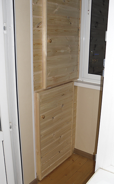 Деревянный шкаф на балконе из пластика