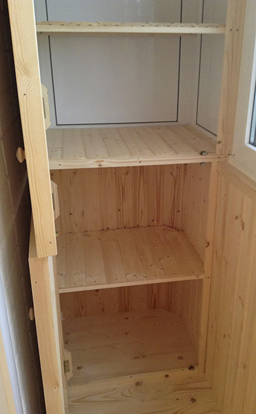 Преображение балконов: как “умные” шкафы преобразуют пространство и создают уютные мини-комнатки